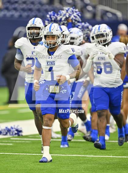 Thumbnail 1 in King vs. Fort Bend Hightower (UIL Football 6A D2 Region 3 Regional) photogallery.