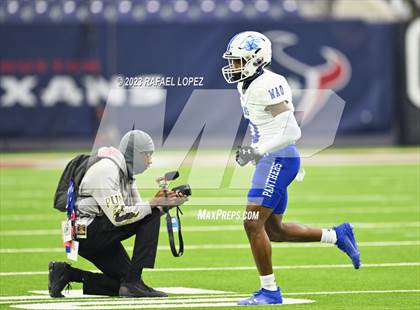 Thumbnail 1 in King vs. Fort Bend Hightower (UIL Football 6A D2 Region 3 Regional) photogallery.