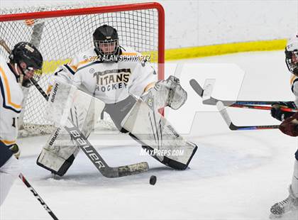 Thumbnail 3 in Webster Thomas vs Aquinas Institute (Section V Class B Final) photogallery.