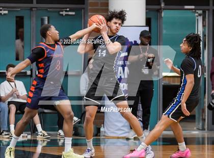 Thumbnail 3 in Roosevelt vs. O'Connor (Hoophall West - Nike TOC) photogallery.