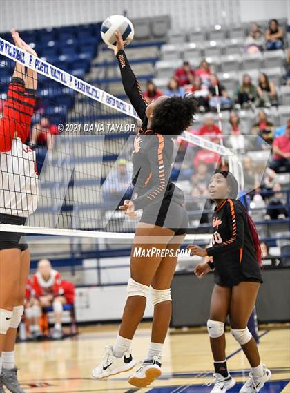 Thumbnail 3 in Burkburnett vs Glen Rose (UIL 4A Bi-District Playoff) photogallery.