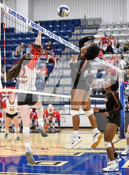 Thumbnail 3 in Burkburnett vs Glen Rose (UIL 4A Bi-District Playoff) photogallery.