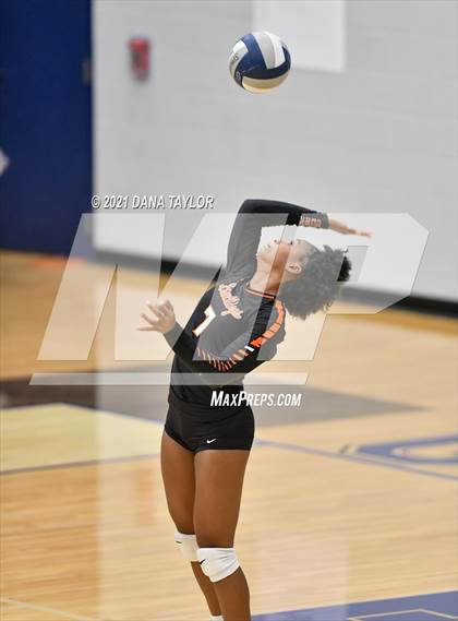 Thumbnail 2 in Burkburnett vs Glen Rose (UIL 4A Bi-District Playoff) photogallery.