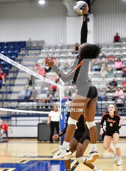 Thumbnail 2 in Burkburnett vs Glen Rose (UIL 4A Bi-District Playoff) photogallery.