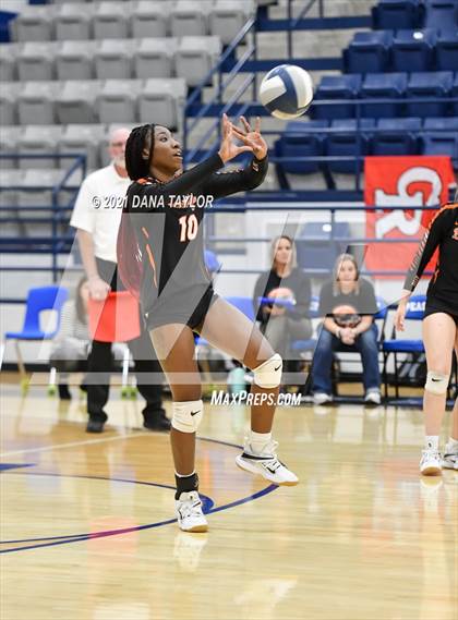 Thumbnail 3 in Burkburnett vs Glen Rose (UIL 4A Bi-District Playoff) photogallery.