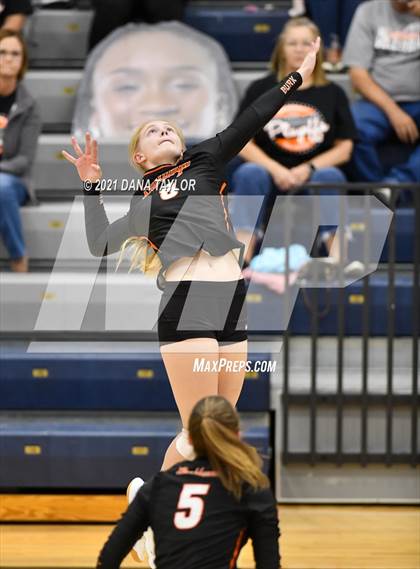 Thumbnail 3 in Burkburnett vs Glen Rose (UIL 4A Bi-District Playoff) photogallery.