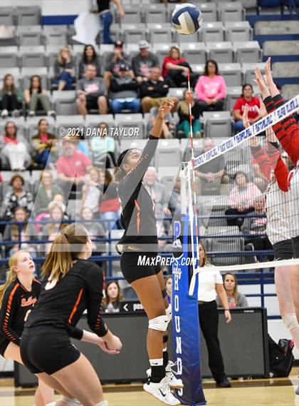 Thumbnail 1 in Burkburnett vs Glen Rose (UIL 4A Bi-District Playoff) photogallery.