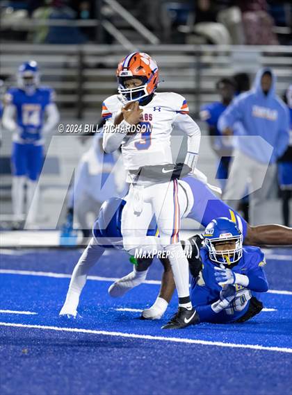 Thumbnail 2 in Madison Central vs. Tupelo (MHSAA 7A North State Championship) photogallery.