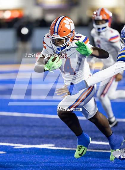 Thumbnail 3 in Madison Central vs. Tupelo (MHSAA 7A North State Championship) photogallery.