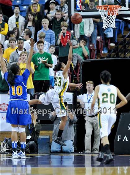 Thumbnail 1 in Pinewood vs. St. Bernard (CIF State D5 Final) photogallery.