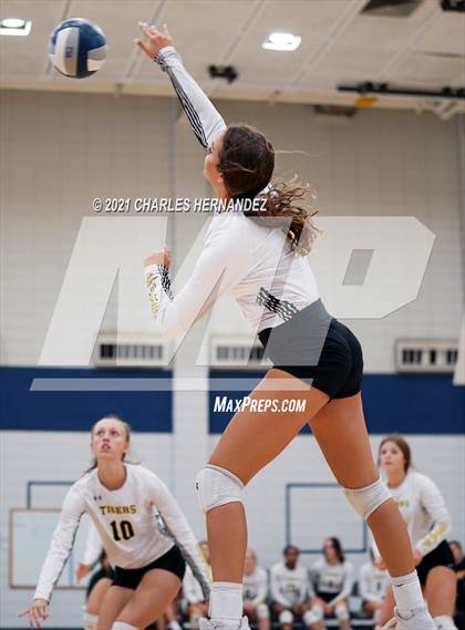 Thumbnail 3 in McCallum vs. Sealy (BCS Classic) photogallery.