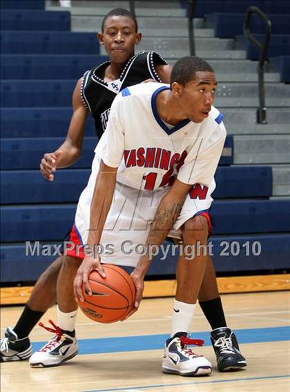 Thumbnail 2 in Cheyenne vs. Washington (Johnnie Cochran Classic) photogallery.