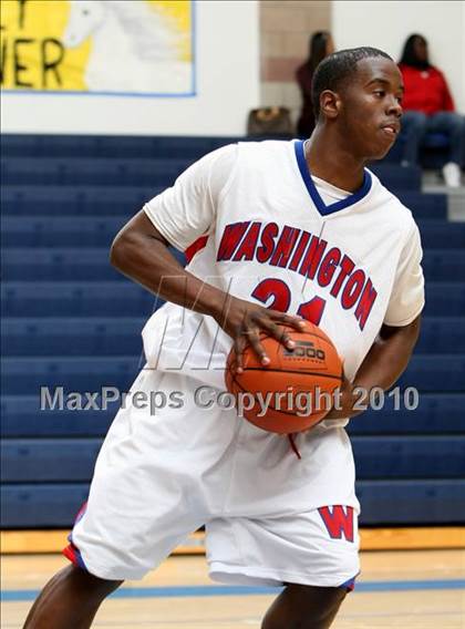 Thumbnail 3 in Cheyenne vs. Washington (Johnnie Cochran Classic) photogallery.