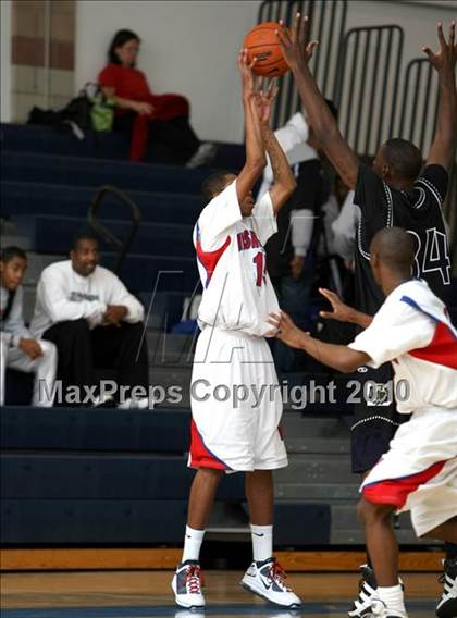 Thumbnail 3 in Cheyenne vs. Washington (Johnnie Cochran Classic) photogallery.