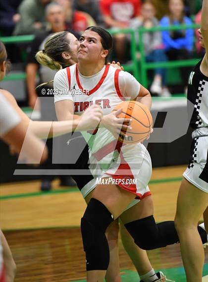 Thumbnail 2 in Stigler vs. Quinton photogallery.