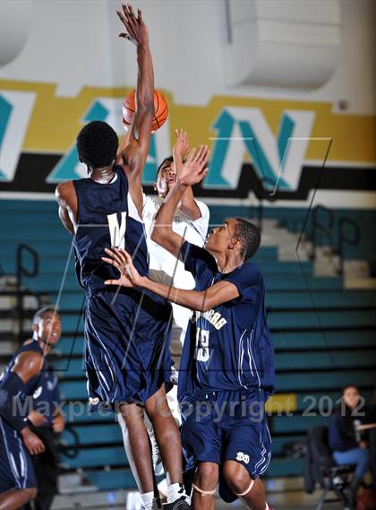 Thumbnail 1 in San Marcos vs. Mater Dei (Eagle Invitational) photogallery.