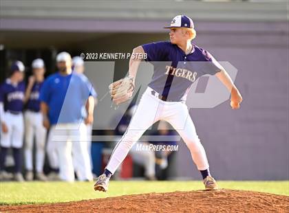 Thumbnail 3 in Bourgeois @ Thibodaux photogallery.