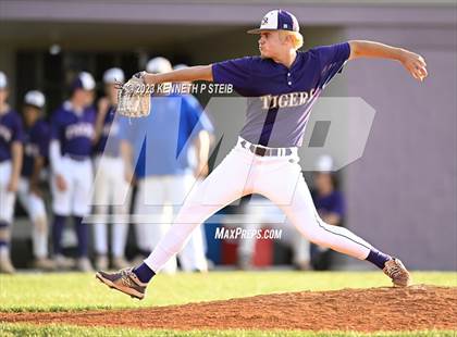 Thumbnail 2 in Bourgeois @ Thibodaux photogallery.