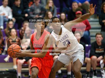 Thumbnail 3 in Collinsville vs. Edwardsville (IHSA Regional Semifinal) photogallery.