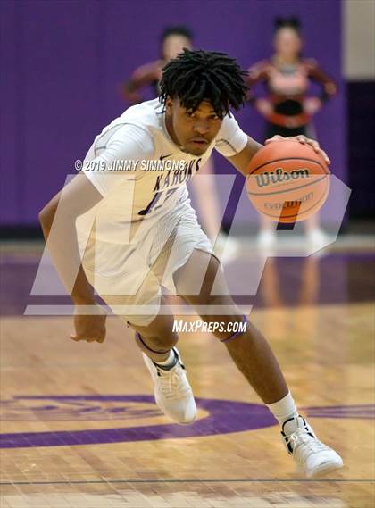 Thumbnail 3 in Collinsville vs. Edwardsville (IHSA Regional Semifinal) photogallery.