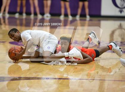 Thumbnail 1 in Collinsville vs. Edwardsville (IHSA Regional Semifinal) photogallery.