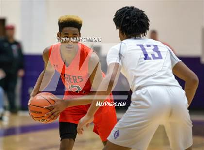Thumbnail 3 in Collinsville vs. Edwardsville (IHSA Regional Semifinal) photogallery.