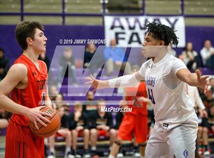 Thumbnail 3 in Collinsville vs. Edwardsville (IHSA Regional Semifinal) photogallery.