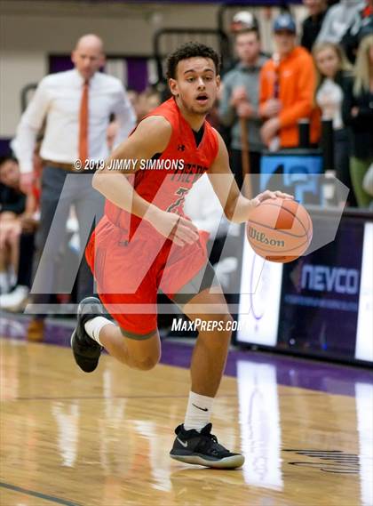 Thumbnail 3 in Collinsville vs. Edwardsville (IHSA Regional Semifinal) photogallery.