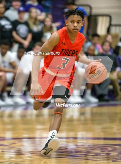 Thumbnail 2 in Collinsville vs. Edwardsville (IHSA Regional Semifinal) photogallery.