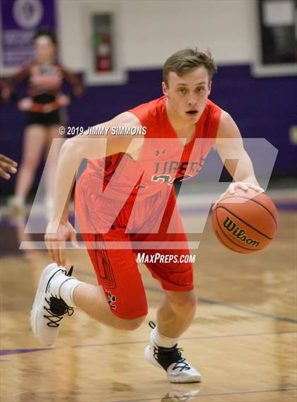 Thumbnail 1 in Collinsville vs. Edwardsville (IHSA Regional Semifinal) photogallery.