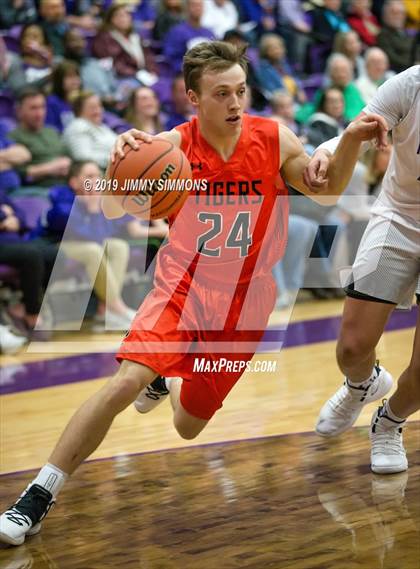 Thumbnail 3 in Collinsville vs. Edwardsville (IHSA Regional Semifinal) photogallery.