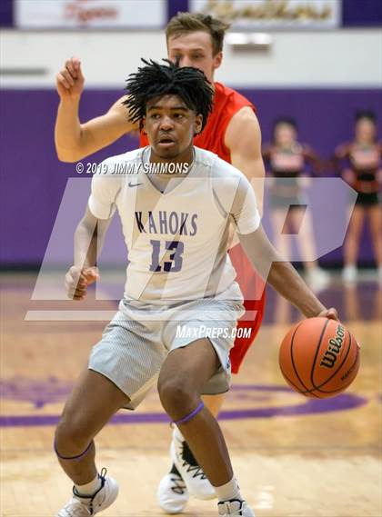 Thumbnail 2 in Collinsville vs. Edwardsville (IHSA Regional Semifinal) photogallery.