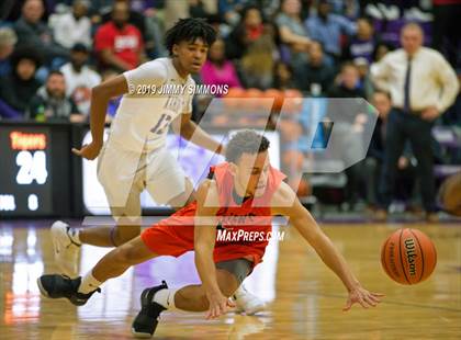 Thumbnail 1 in Collinsville vs. Edwardsville (IHSA Regional Semifinal) photogallery.