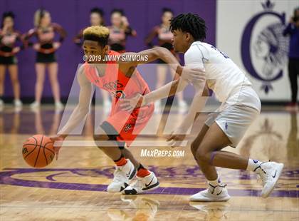 Thumbnail 3 in Collinsville vs. Edwardsville (IHSA Regional Semifinal) photogallery.