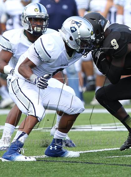 Thumbnail 3 in Gilman @ Paramus Catholic (I-95 New Jersey Football Classic) photogallery.
