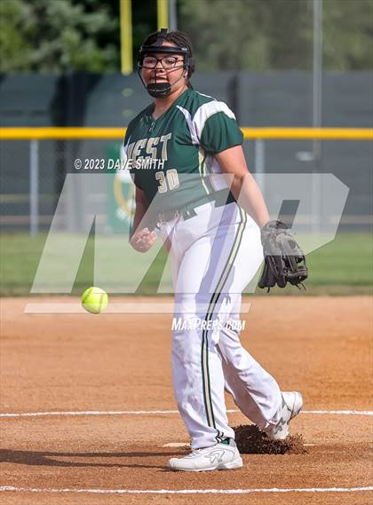 Thumbnail 3 in Linn-Mar @ Iowa City West photogallery.