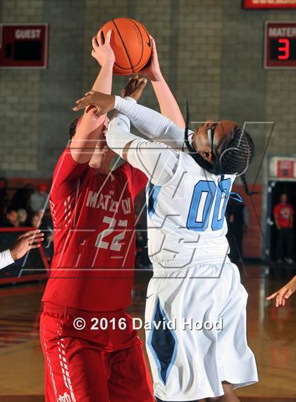Thumbnail 3 in Centennial vs Mater Dei (Nike Extravaganza) photogallery.