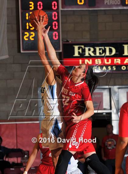 Thumbnail 1 in Centennial vs Mater Dei (Nike Extravaganza) photogallery.