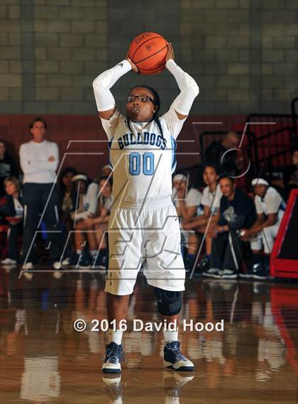 Thumbnail 2 in Centennial vs Mater Dei (Nike Extravaganza) photogallery.