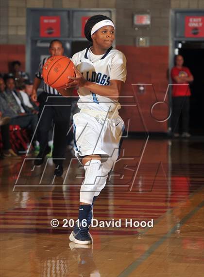 Thumbnail 2 in Centennial vs Mater Dei (Nike Extravaganza) photogallery.