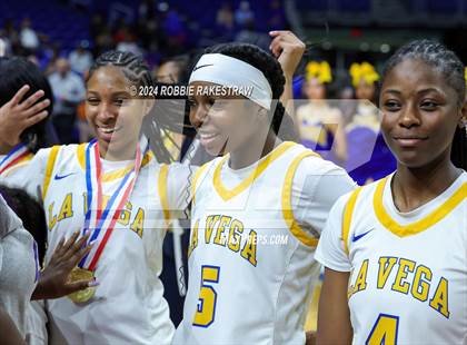 Thumbnail 1 in Canyon vs. La Vega (UIL 4A Basketball Final Medal Ceremony) photogallery.