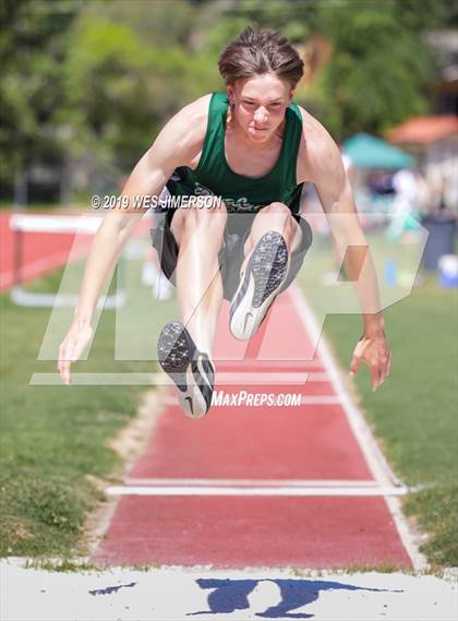 Thumbnail 1 in FVL Championship Trials (800, 3200, Long Jump) photogallery.