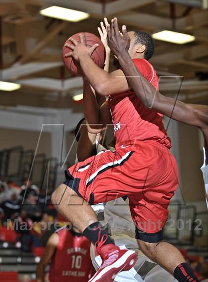 Thumbnail 3 in De La Salle vs. Orange Lutheran (MaxPreps Holiday Classic) photogallery.