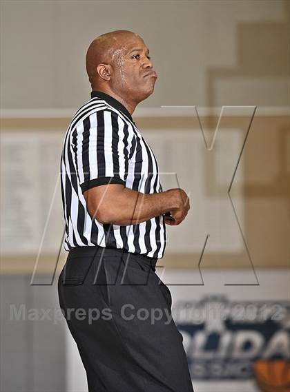Thumbnail 3 in De La Salle vs. Orange Lutheran (MaxPreps Holiday Classic) photogallery.