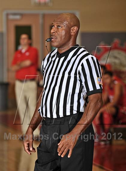 Thumbnail 3 in De La Salle vs. Orange Lutheran (MaxPreps Holiday Classic) photogallery.