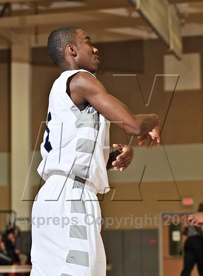 Thumbnail 2 in De La Salle vs. Orange Lutheran (MaxPreps Holiday Classic) photogallery.