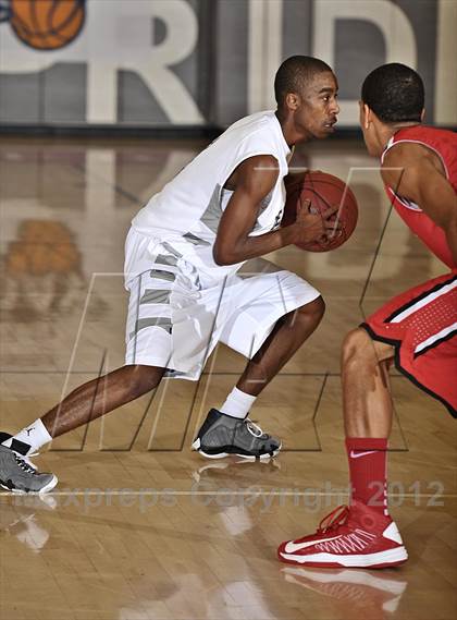 Thumbnail 1 in De La Salle vs. Orange Lutheran (MaxPreps Holiday Classic) photogallery.