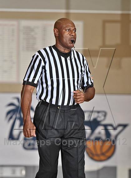 Thumbnail 3 in De La Salle vs. Orange Lutheran (MaxPreps Holiday Classic) photogallery.