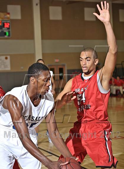 Thumbnail 3 in De La Salle vs. Orange Lutheran (MaxPreps Holiday Classic) photogallery.