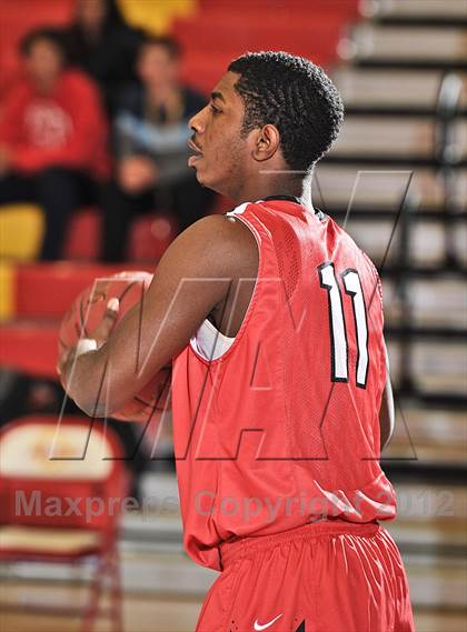 Thumbnail 1 in De La Salle vs. Orange Lutheran (MaxPreps Holiday Classic) photogallery.